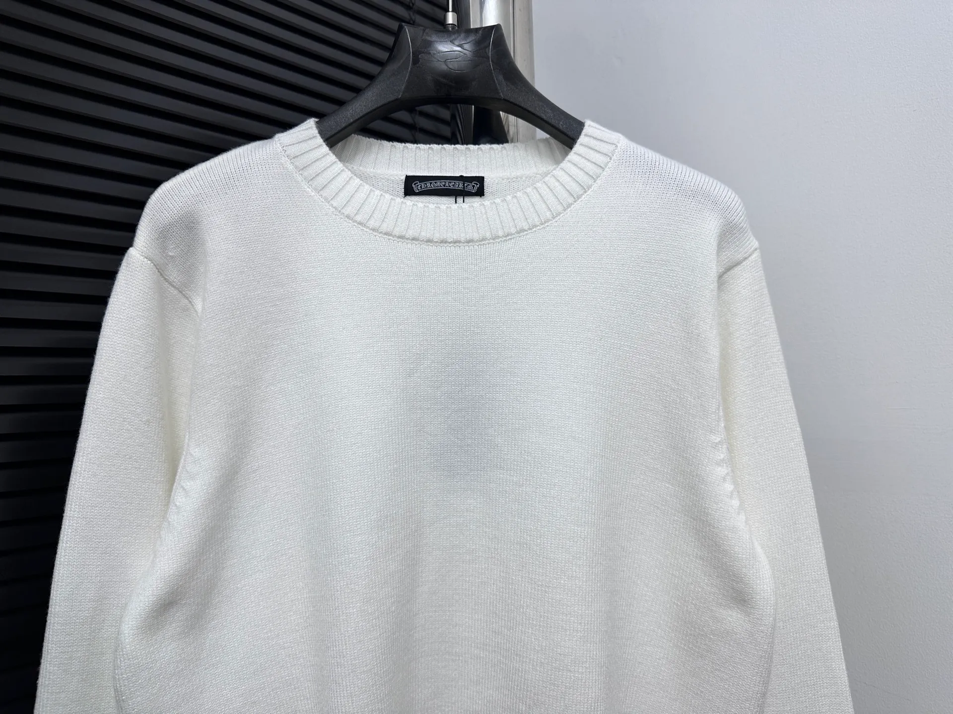 ￼ P250 【Chrome Hearts】Chrome Hearts' new cross-knitted jacquard appliquéd crew neck sweater. Contains 20% wool. The item is made of custom-dyed and custom-spun yarn and purchased from the original version. A full set of customized accessories. Details determine success or failure. A new model for autumn and winter. It is soft and delicate and does not tie the body. The upper body effect is very nice. Loose fit. Same style for men and women. Color: White Black Size: S-L